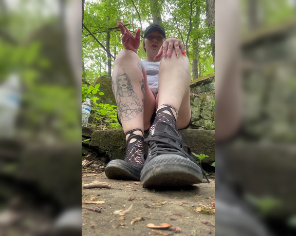 PAWS and KLAWS aka paws_and_klaws Foot Fetish - 05-05-2024 OnlyFans Video - Sweet, sweaty, smelly outside feet after doing my morning run