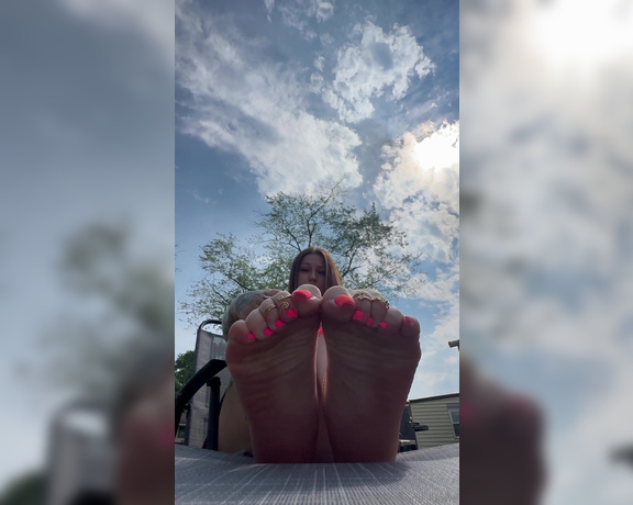 PAWS and KLAWS aka paws_and_klaws Foot Fetish - 06-22-2024 OnlyFans Video - June 22nd No panty day  Updated swipe for new video upload