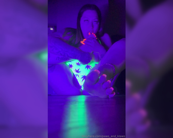 PAWS and KLAWS aka paws_and_klaws Foot Fetish - 06-21-2024 OnlyFans Video - My first SELF WORSHIP