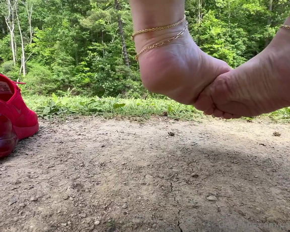 PAWS and KLAWS aka paws_and_klaws Foot Fetish - 06-07-2024 OnlyFans Video - I dont wear socks with these sneakers so they make my feet so smelly, dry amp