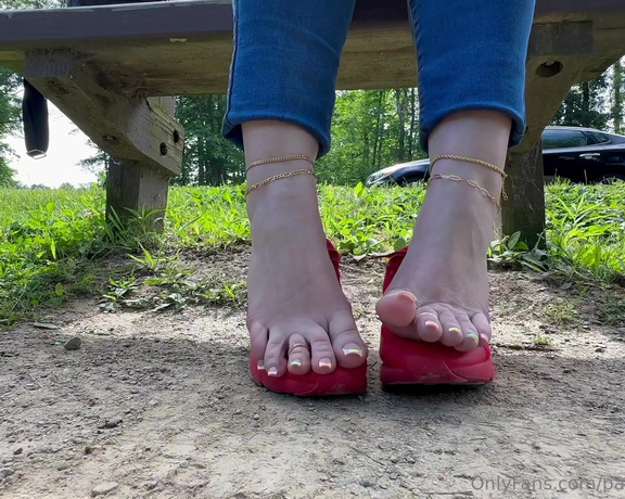 PAWS and KLAWS aka paws_and_klaws Foot Fetish - 06-07-2024 OnlyFans Video - I dont wear socks with these sneakers so they make my feet so smelly, dry amp