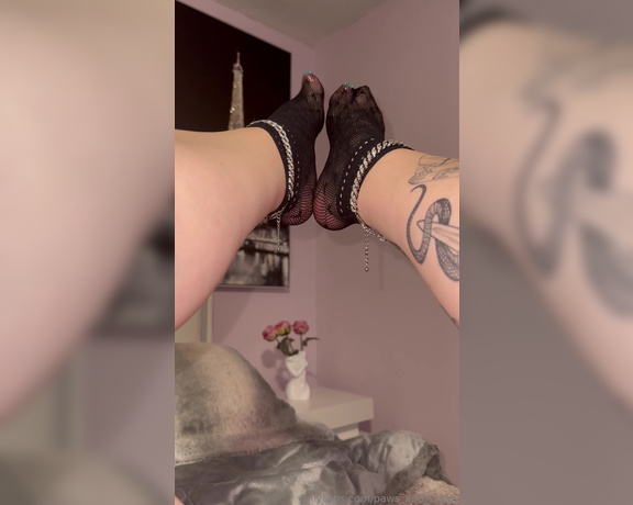 PAWS and KLAWS aka paws_and_klaws Foot Fetish - 07-30-2024 OnlyFans Video - I absolutely love feet lingerie and gifts, I love gifts This perfume my client gave me