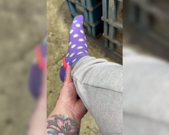 PAWS and KLAWS aka paws_and_klaws Foot Fetish - 06-26-2024 OnlyFans Video - At work, ready to go home  Wanna sniff em after work