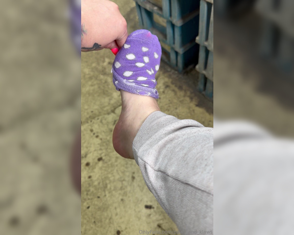 PAWS and KLAWS aka paws_and_klaws Foot Fetish - 06-26-2024 OnlyFans Video - At work, ready to go home  Wanna sniff em after work