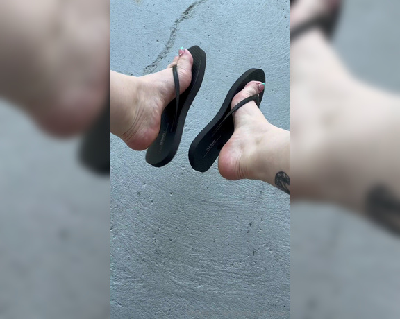 PAWS and KLAWS aka paws_and_klaws Foot Fetish - 07-29-2024 OnlyFans Video - It was so difficult to let my pretty little feet get this dry amp filthy