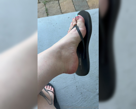 PAWS and KLAWS aka paws_and_klaws Foot Fetish - 07-29-2024 OnlyFans Video - It was so difficult to let my pretty little feet get this dry amp filthy