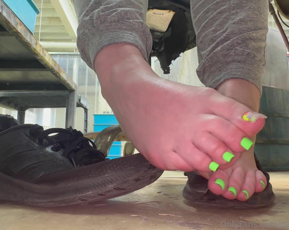 PAWS and KLAWS aka paws_and_klaws Foot Fetish - 08-29-2024 OnlyFans Video - New set reveal