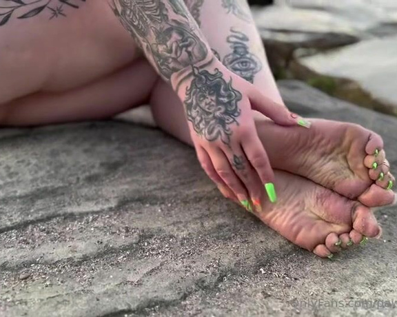 PAWS and KLAWS aka paws_and_klaws Foot Fetish - 08-31-2024 OnlyFans Video - The sunset beach booty amp soles deserved a post of its own