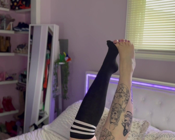 PAWS and KLAWS aka paws_and_klaws Foot Fetish - 10-02-2024 OnlyFans Video - Can you imagine being my husband and having the pleasure of waking up to this soft