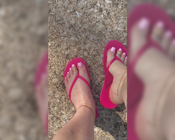 PAWS and KLAWS aka paws_and_klaws Foot Fetish - 08-23-2024 OnlyFans Video - My pretty POV on this lovely flip flop Friday