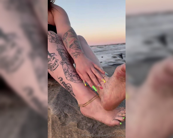 PAWS and KLAWS aka paws_and_klaws Foot Fetish - 08-30-2024 OnlyFans Video - Couple videos from my beachy evening