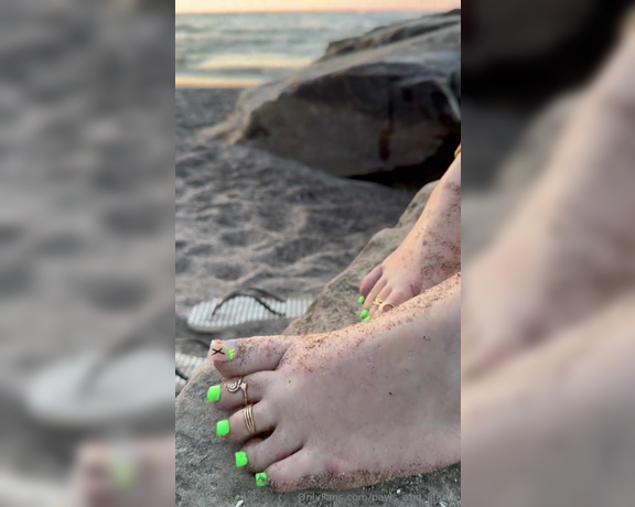 PAWS and KLAWS aka paws_and_klaws Foot Fetish - 08-30-2024 OnlyFans Video - Couple videos from my beachy evening