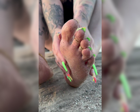 PAWS and KLAWS aka paws_and_klaws Foot Fetish - 08-30-2024 OnlyFans Video - Couple videos from my beachy evening