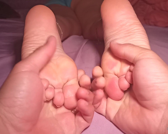 Raposinha Feet aka raposinhafeet Foot Fetish - 01-06-2021 OnlyFans Video - Segredo pra ter solas macias 1 _ Beba bastante água 2 _ Tenha um marido pra