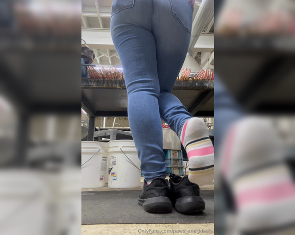 PAWS and KLAWS aka paws_and_klaws Foot Fetish - 09-28-2024 OnlyFans Video - Teasing you with my sweaty, smelly feet during my Saturday morning shift