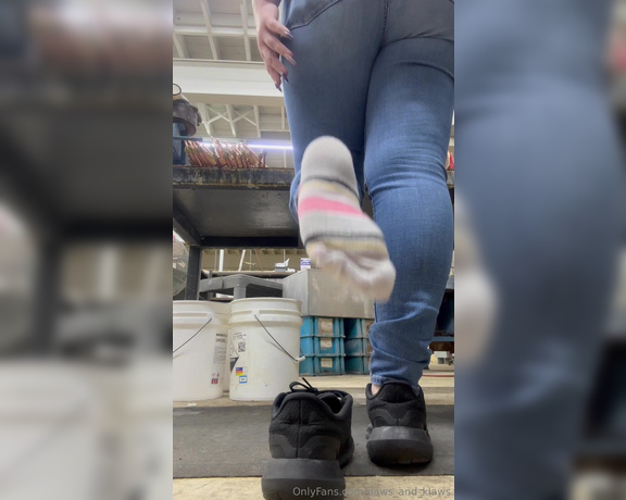 PAWS and KLAWS aka paws_and_klaws Foot Fetish - 09-28-2024 OnlyFans Video - Teasing you with my sweaty, smelly feet during my Saturday morning shift