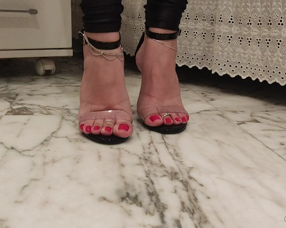 Raposinha Feet aka raposinhafeet Foot Fetish - 02-24-2021 OnlyFans Video - É nessa curva que você derrapa