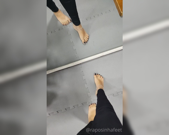 Raposinha Feet aka raposinhafeet Foot Fetish - 11-20-2020 OnlyFans Video - Queria estar embaixo esses pés né  You wanted to be under those feet, right