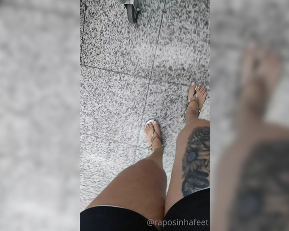 Raposinha Feet aka raposinhafeet Foot Fetish - 12-10-2020 OnlyFans Video - O que você faria se visse esse pezinho no supermercado  What would you do if