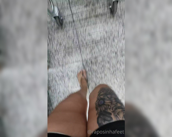 Raposinha Feet aka raposinhafeet Foot Fetish - 12-10-2020 OnlyFans Video - O que você faria se visse esse pezinho no supermercado  What would you do if