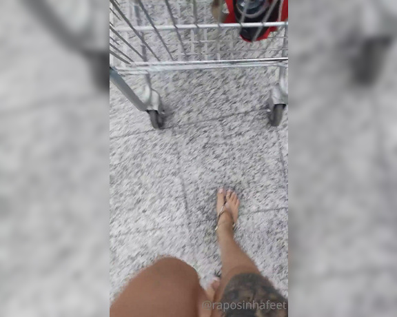 Raposinha Feet aka raposinhafeet Foot Fetish - 12-10-2020 OnlyFans Video - O que você faria se visse esse pezinho no supermercado  What would you do if