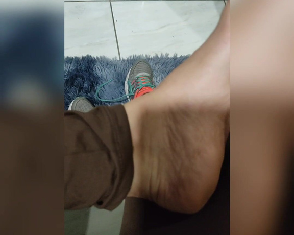 Raposinha Feet aka raposinhafeet Foot Fetish - 01-27-2021 OnlyFans Video - Já imaginou o cheirinho e o gosto que estas solas quentes estão  Have you ever