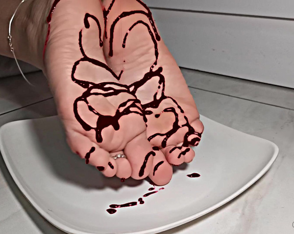 Raposinha Feet aka raposinhafeet Foot Fetish - 04-05-2021 OnlyFans Video - Vocês gostam de chocolate E pezinhos com chocolate  _ Do you like chocolate What about