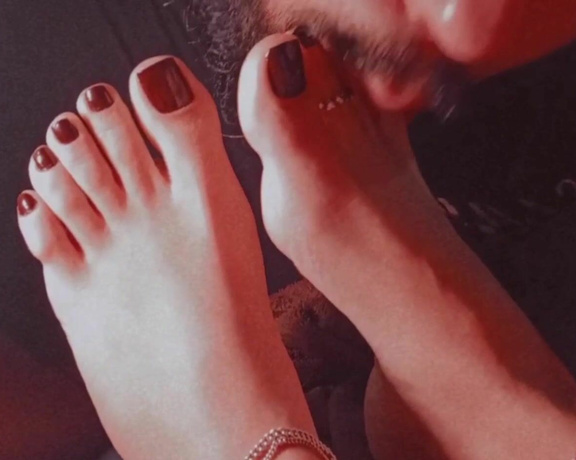 Raposinha Feet aka raposinhafeet Foot Fetish - 10-20-2021 OnlyFans Video - Está fazendo 17C aqui no Rio de Janeiro, pra qualquer carioca isso é muito frio, as