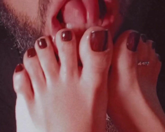 Raposinha Feet aka raposinhafeet Foot Fetish - 10-20-2021 OnlyFans Video - Está fazendo 17C aqui no Rio de Janeiro, pra qualquer carioca isso é muito frio, as