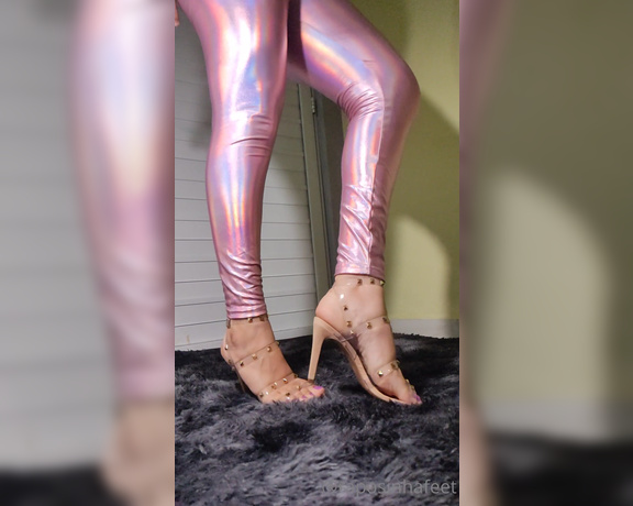 Raposinha Feet aka raposinhafeet Foot Fetish - 06-16-2021 OnlyFans Video - Uma combinação deliciosa de legging com salto  A delicious combination of legging with heels