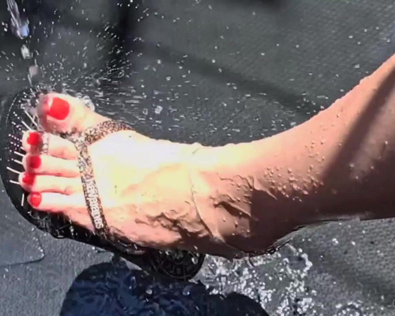 Raposinha Feet aka raposinhafeet Foot Fetish - 01-19-2022 OnlyFans Video - Pack da Piscininha _ Parte 1 Solinhas bem enrugadinhas de tanto ficar na água