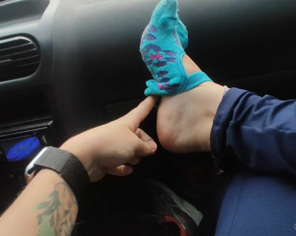 Raposinha Feet aka raposinhafeet Foot Fetish - 09-01-2021 OnlyFans Video - Ele foi me buscar no trabalho e aproveitei pra tirar meu tênis e o provocar com