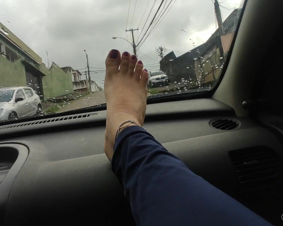 Raposinha Feet aka raposinhafeet Foot Fetish - 09-01-2021 OnlyFans Video - Ele foi me buscar no trabalho e aproveitei pra tirar meu tênis e o provocar com