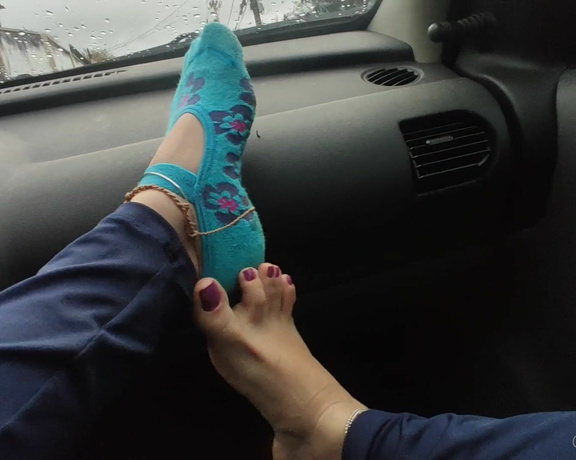 Raposinha Feet aka raposinhafeet Foot Fetish - 09-01-2021 OnlyFans Video - Ele foi me buscar no trabalho e aproveitei pra tirar meu tênis e o provocar com