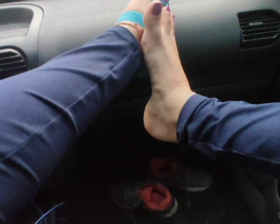 Raposinha Feet aka raposinhafeet Foot Fetish - 09-01-2021 OnlyFans Video - Ele foi me buscar no trabalho e aproveitei pra tirar meu tênis e o provocar com