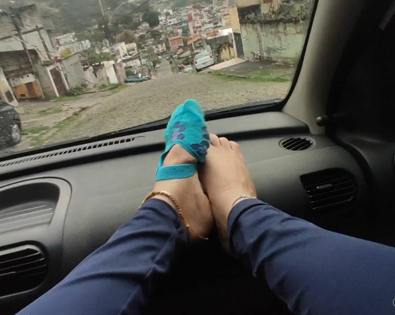 Raposinha Feet aka raposinhafeet Foot Fetish - 09-01-2021 OnlyFans Video - Ele foi me buscar no trabalho e aproveitei pra tirar meu tênis e o provocar com