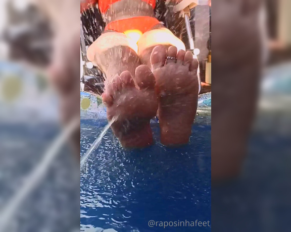 Raposinha Feet aka raposinhafeet Foot Fetish - 01-19-2022 OnlyFans Video - Pack da Piscininha _ Parte 2 _ Photo Pack Swimming pool _ Part 2