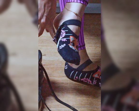 Raposinha Feet aka raposinhafeet Foot Fetish - 04-06-2022 OnlyFans Video - Mostrando os pezinhos suados pós treino na academia só pra provocar  _ Showing sweaty feet