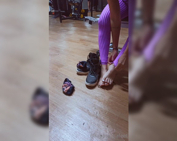 Raposinha Feet aka raposinhafeet Foot Fetish - 04-06-2022 OnlyFans Video - Mostrando os pezinhos suados pós treino na academia só pra provocar  _ Showing sweaty feet