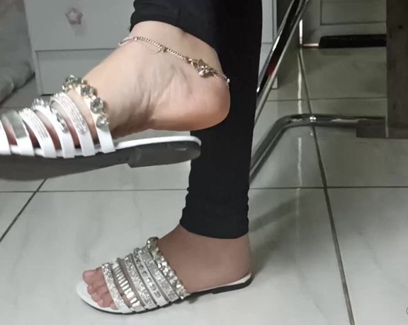 Raposinha Feet aka raposinhafeet Foot Fetish - 08-20-2020 OnlyFans Video - Do you like dangling