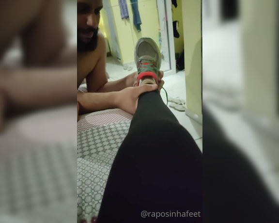 Raposinha Feet aka raposinhafeet Foot Fetish - 08-29-2020 OnlyFans Video - Can you imagine how it smell