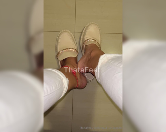 ThatAFeet aka . thatafeet Foot Fetish - 05-07-2024 OnlyFans Video - Tirando o sapatinho depois de um dia todinho com ele  ele que machucou meu calcanhar