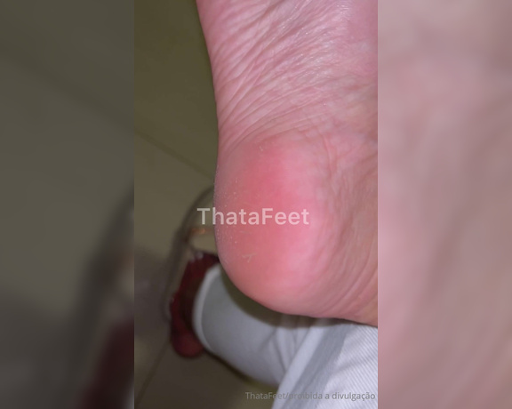 ThatAFeet aka . thatafeet Foot Fetish - 05-07-2024 OnlyFans Video - Tirando o sapatinho depois de um dia todinho com ele  ele que machucou meu calcanhar