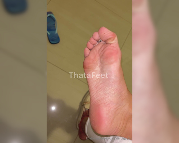 ThatAFeet aka . thatafeet Foot Fetish - 05-07-2024 OnlyFans Video - Tirando o sapatinho depois de um dia todinho com ele  ele que machucou meu calcanhar