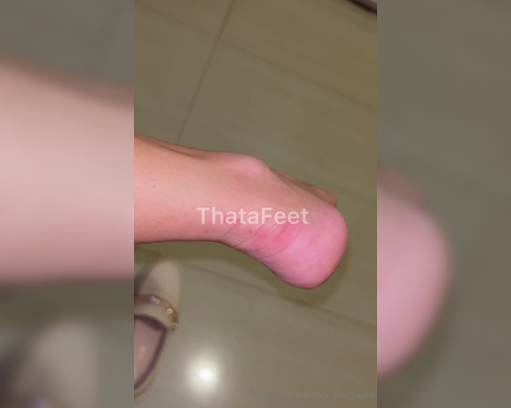 ThatAFeet aka . thatafeet Foot Fetish - 05-07-2024 OnlyFans Video - Tirando o sapatinho depois de um dia todinho com ele  ele que machucou meu calcanhar