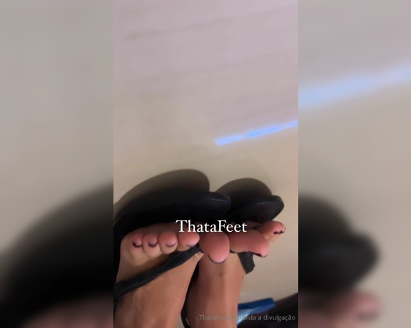 ThatAFeet aka . thatafeet Foot Fetish - 07-13-2024 OnlyFans Video - Sou apaixonada nessa sandália  esmalte vinho e dedinhos vermelhos