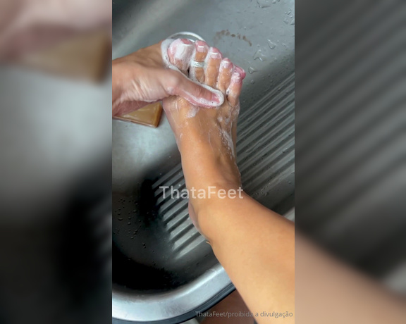 ThatAFeet aka . thatafeet Foot Fetish - 10-03-2024 OnlyFans Video - Chegando em casa e lavando o pé no tanque  pisei na rua sem chinelo q