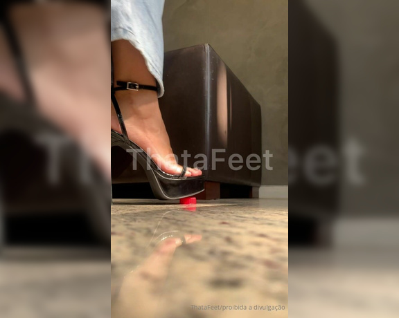 ThatAFeet aka . thatafeet Foot Fetish - 10-15-2024 OnlyFans Video - Será que ela amassa ou não amassa