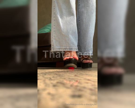 ThatAFeet aka . thatafeet Foot Fetish - 10-15-2024 OnlyFans Video - Será que ela amassa ou não amassa