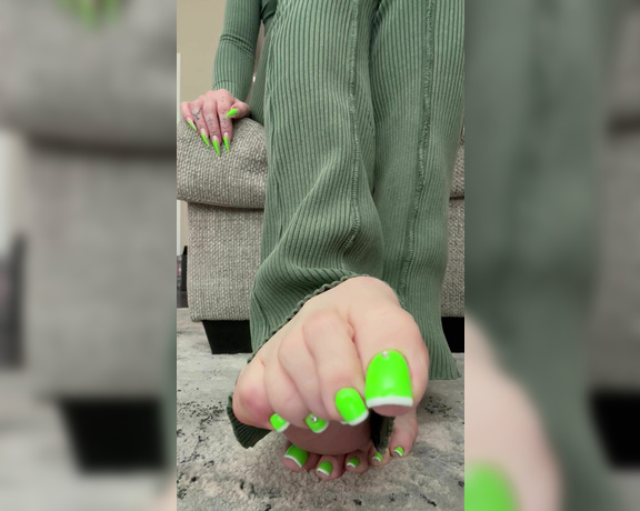 Fendi Feet aka goddessfendi Foot Fetish - 08-16-2024 OnlyFans Video - Drop a tip if you love my new pedi  or if u cum to this